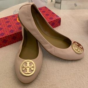 BRAND NEW TORY BURCH BENTON 2 SEASHELL PINK LEATHER GOLD BALLET FLATS SIZE 7.5